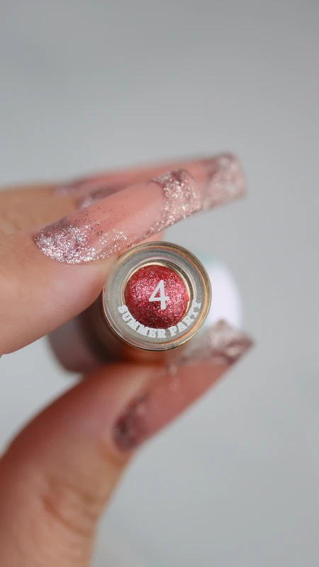 kolor czerwony z drobinkami lakier hybrydowy wzornik paznokci