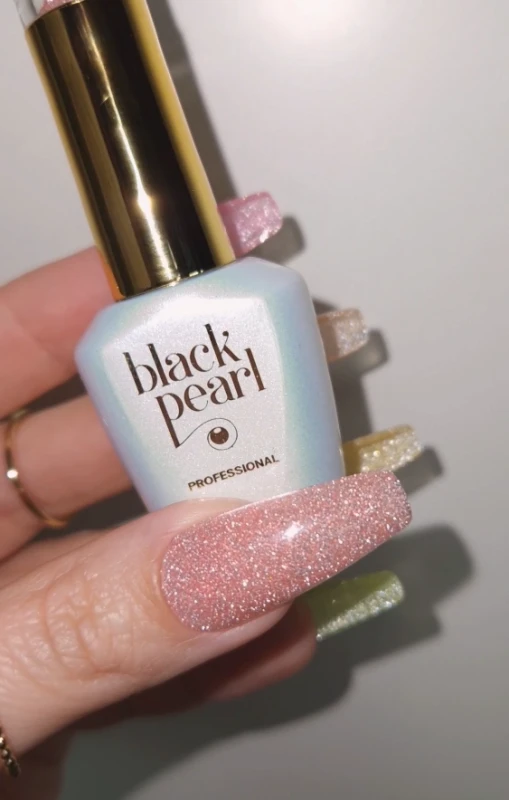 paznokcie różowe glamour z efektem sparkle