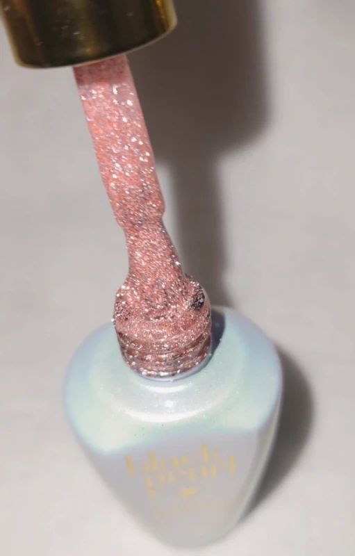 manicure różowy subtelny efekt sparkle