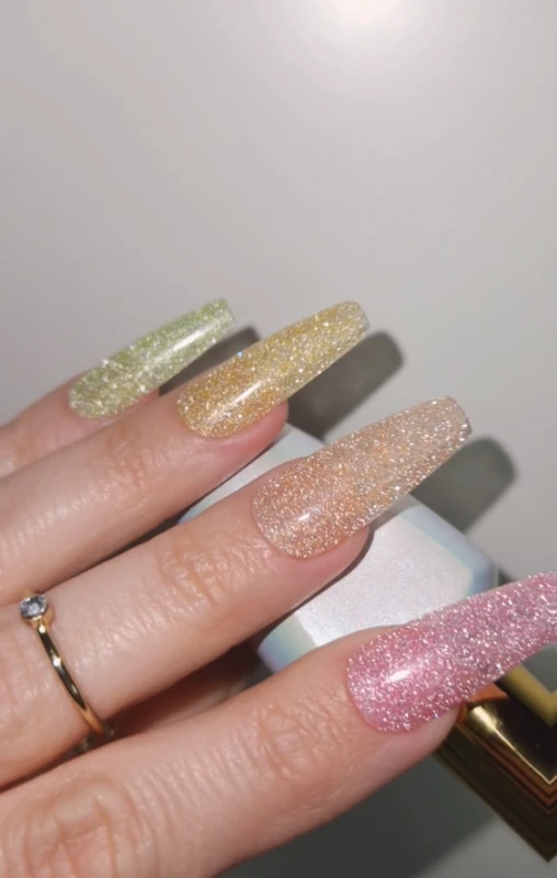 manicure pomarańczowy glow stylizacja