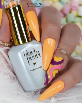 delikatny pastelowy manicure hybrydowy naturalny