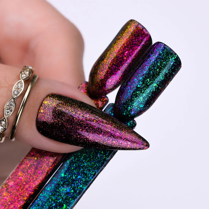 Stylizacja paznokci z multikolorowymi płatkami zmieniającymi kolor w świetle