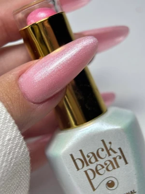 delikatny manicure różowy perłowy