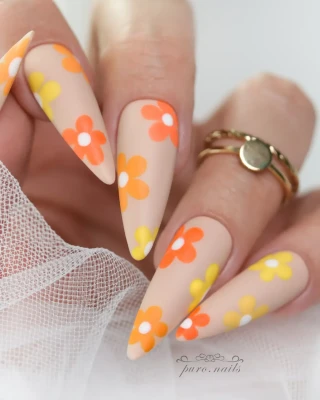 delikatny mleczny żółty manicure hybrydowy