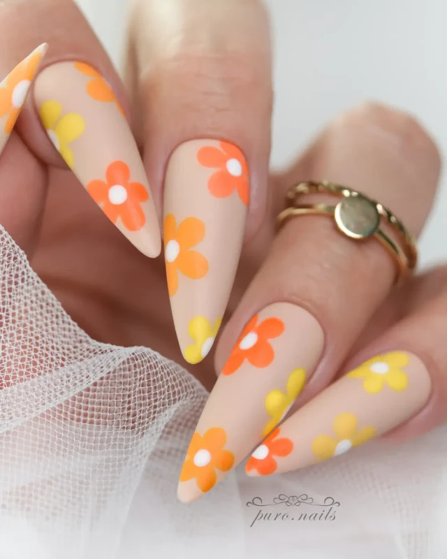 delikatny mleczny żółty manicure hybrydowy