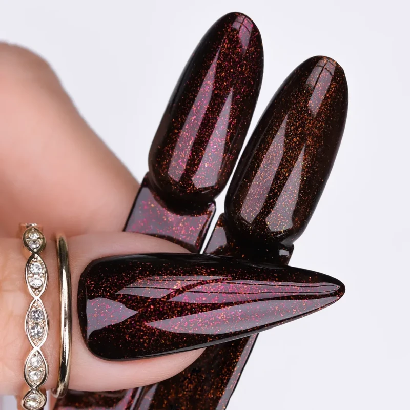 ciemny manicure hybrydowy efekt pink glow