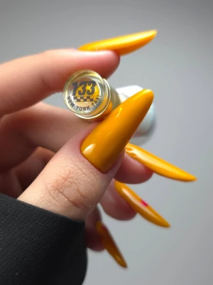 intensywny żółty manicure hybrydowy