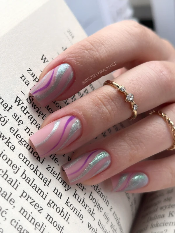 zielone paznokcie hybrydowe stylizacja cat eye na dłoni