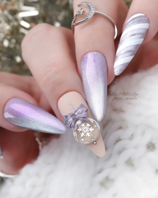 fioletowe paznokcie hybrydowe stylizacja cat eye na dłoni