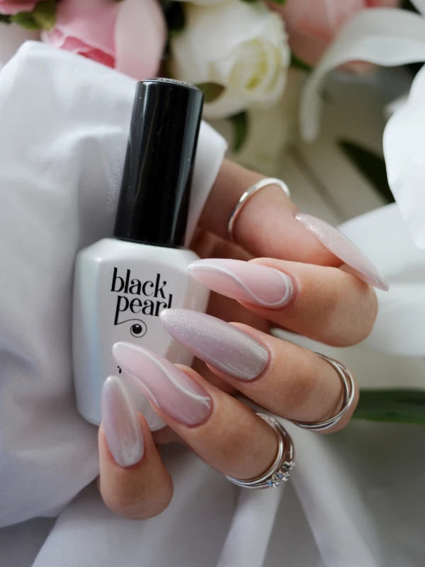 pomarańczowe paznokcie hybrydowe stylizacja cat eye na dłoni