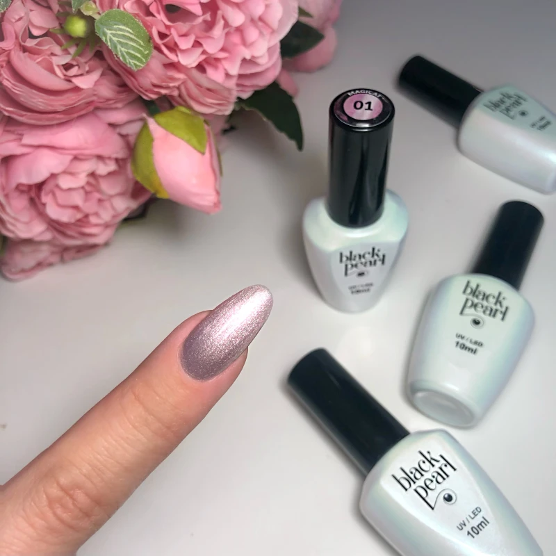 różowe paznokcie hybrydowe stylizacja cat eye na dłoni