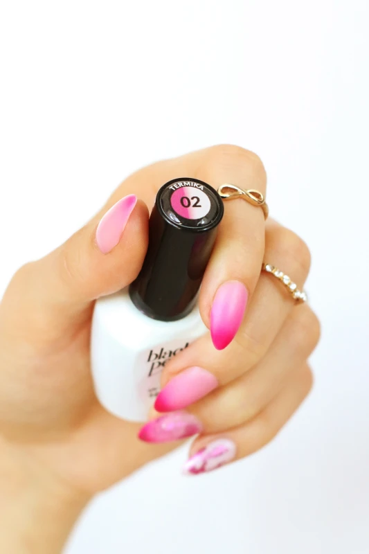 manicure hybrydowy zmieniający kolor różowy biały