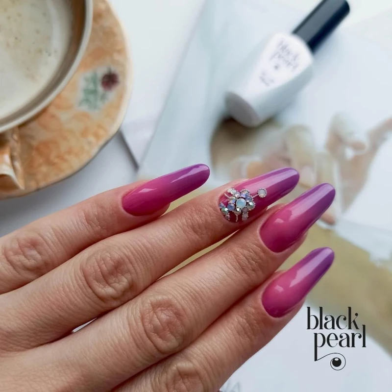 manicure hybrydowy zmieniający kolor róż fiolet