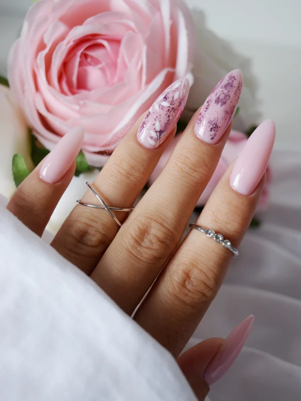 manicure hybrydowy różowy z drobinką stylizacja