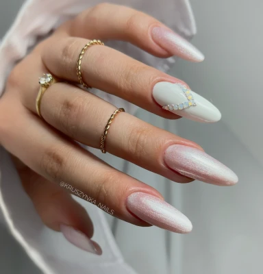 manicure hybrydowy ślubny perłowy efekt