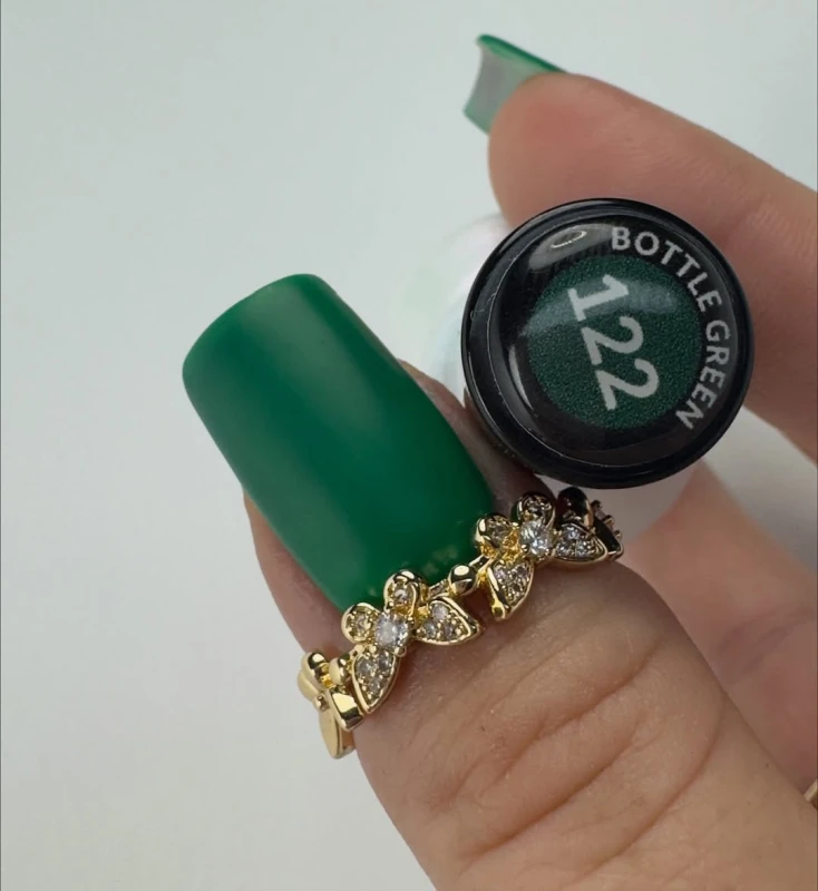 manicure hybrydowy zielony butelkowy efekt
