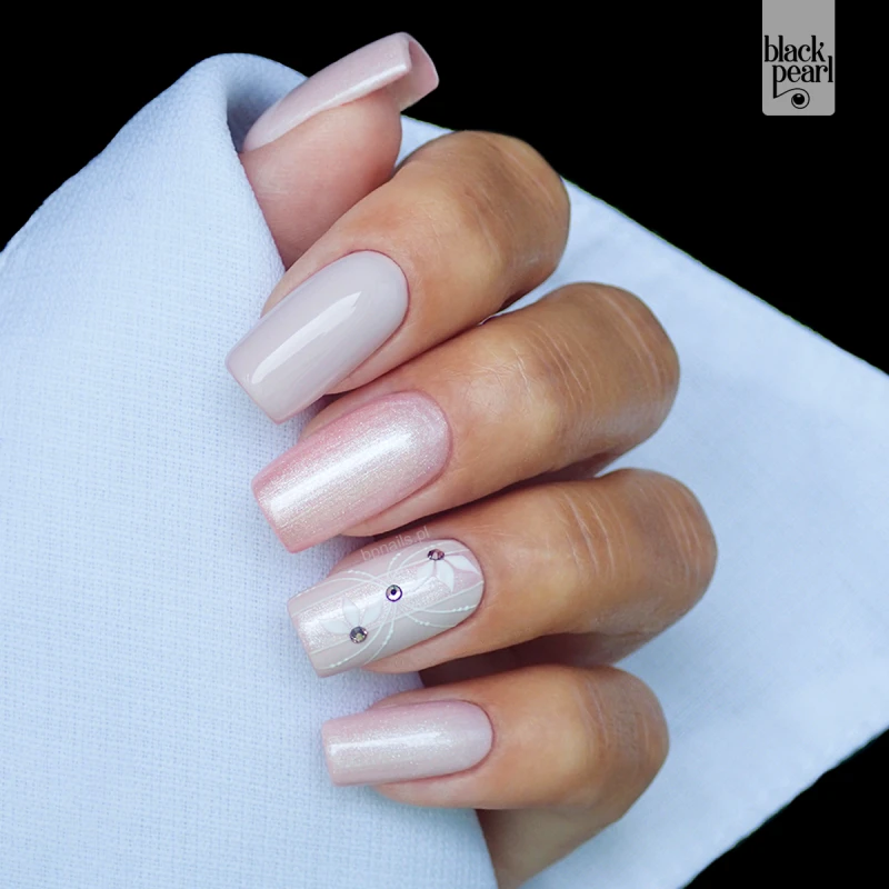 paznokcie nude perłowe elegancka stylizacja