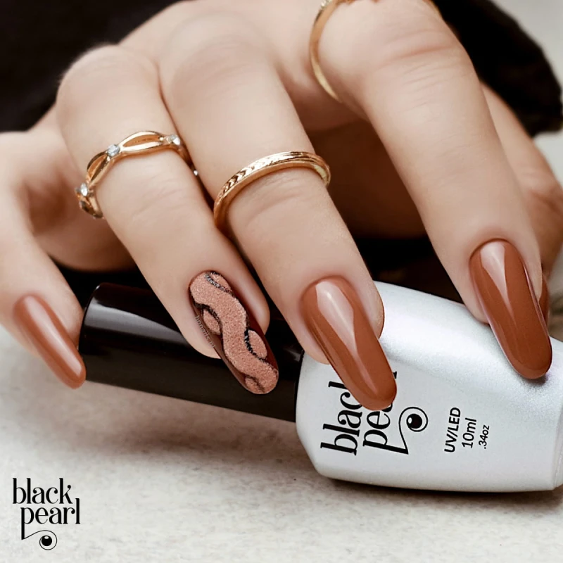 manicure jesienny ciepły brąz efekt