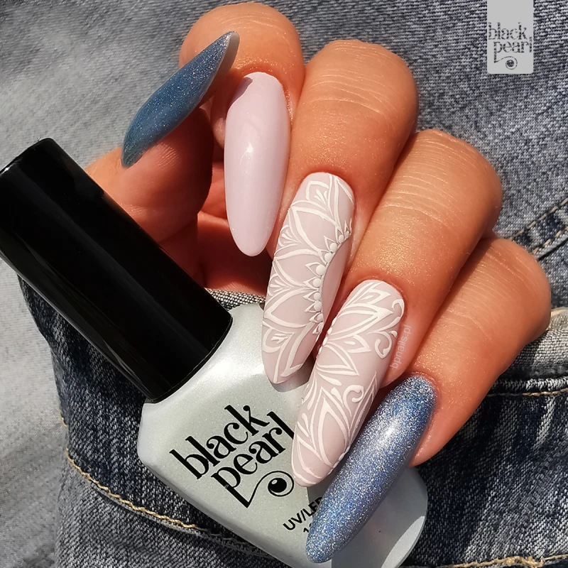 paznokcie nude naturalne minimalistyczne stylizacja