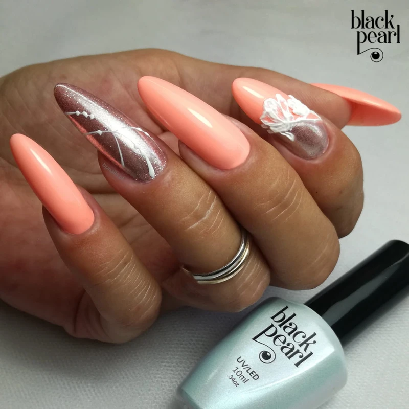 manicure letni pastelowy różowo brzoskwiniowy