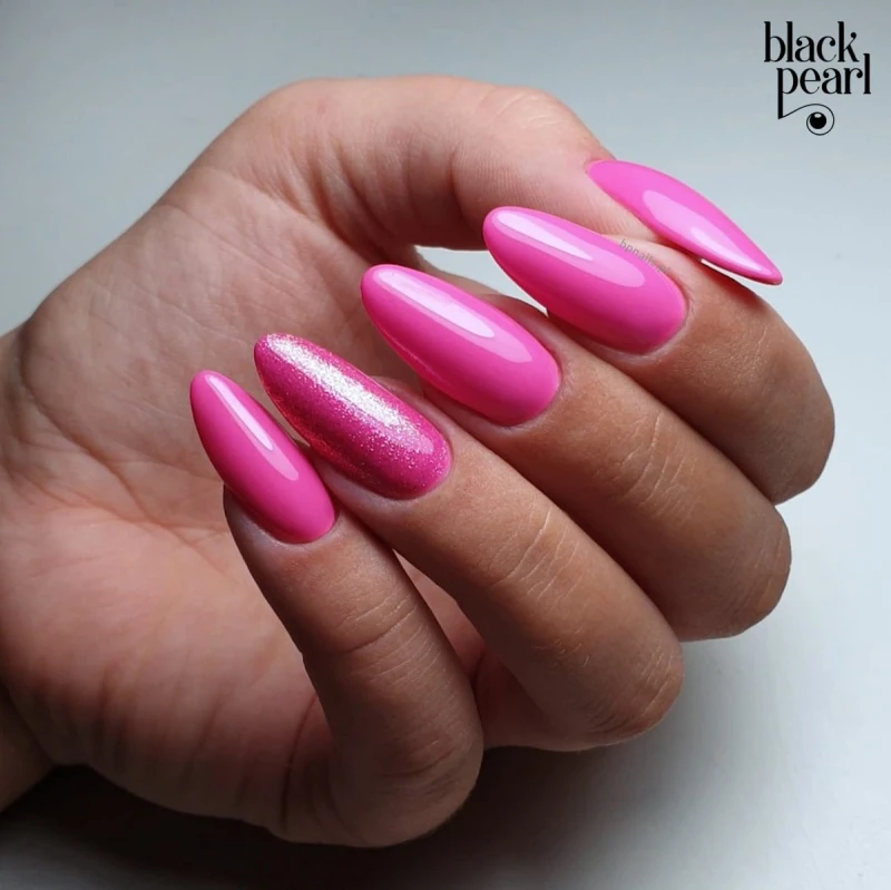 paznokcie hot pink intensywna stylizacja hybrydowa