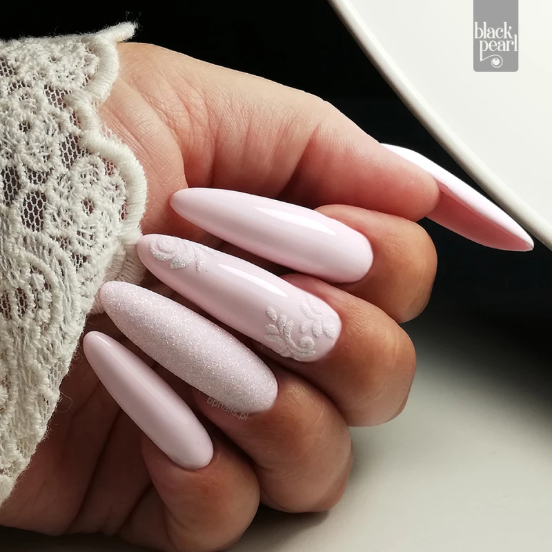 paznokcie mleczne nude naturalna stylizacja