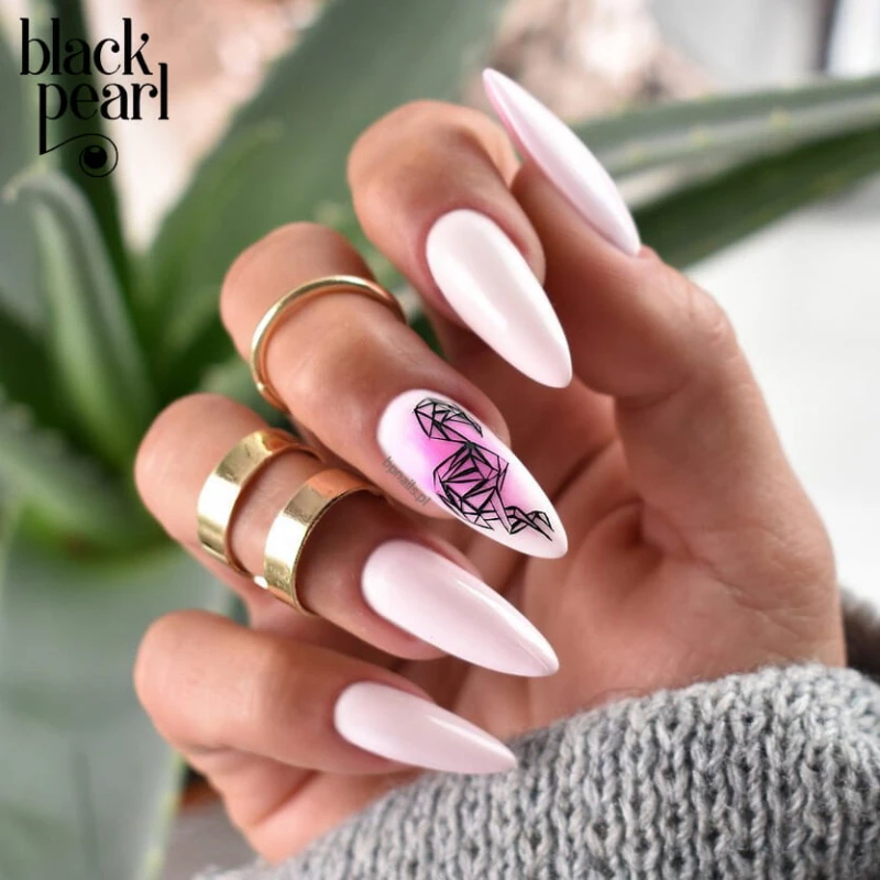 manicure clean nails mleczny efekt