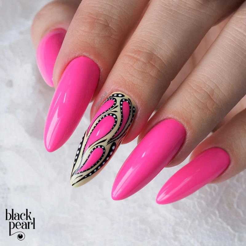 manicure dziewczęcy jasny róż efekt