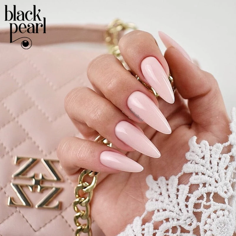 paznokcie nude naturalne klasyczna stylizacja