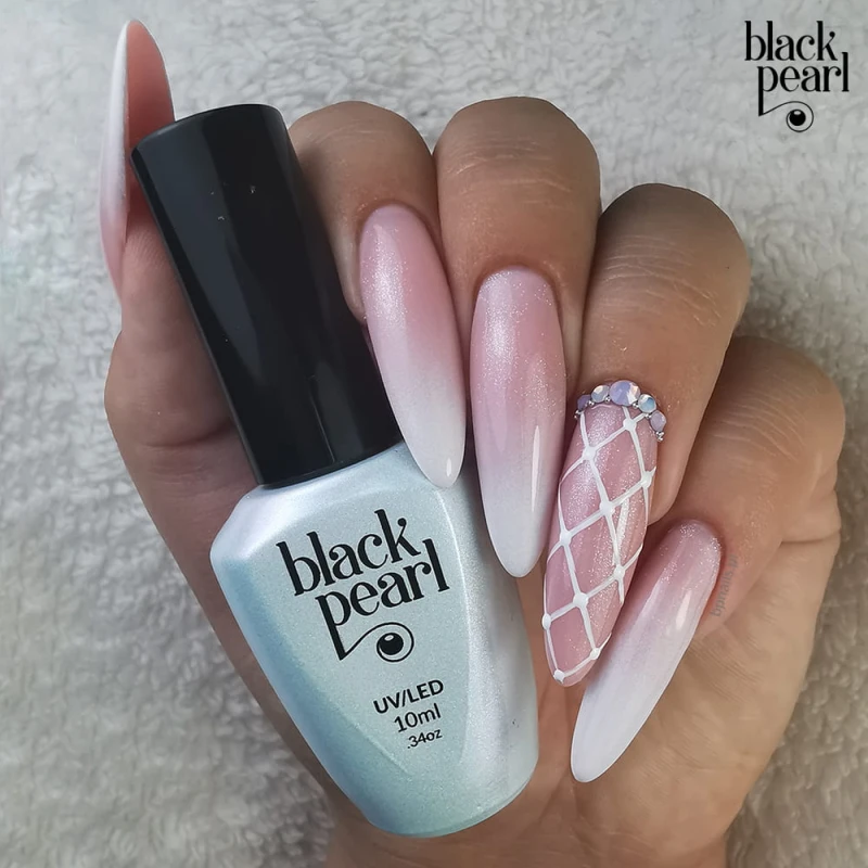 paznokcie różowe z drobinką delikatna stylizacja