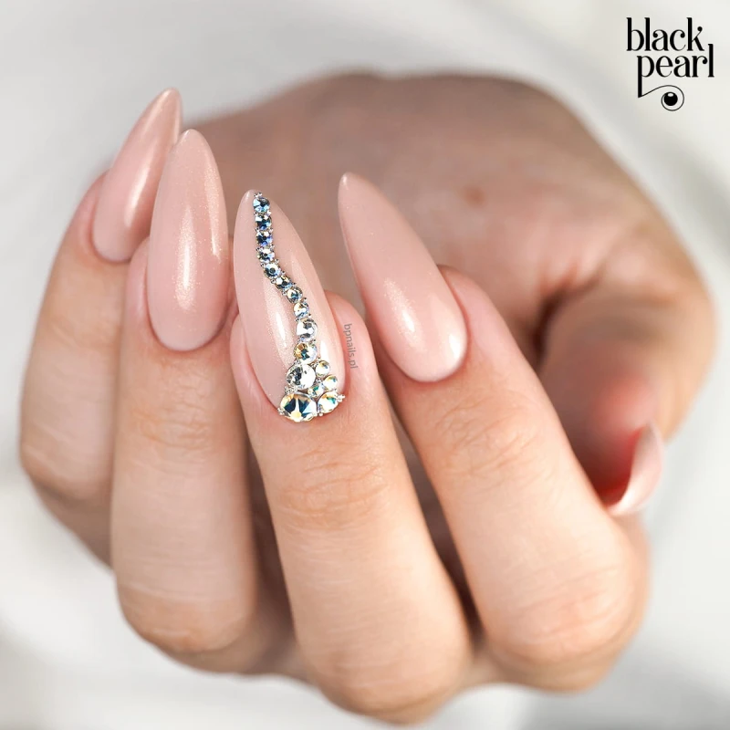 paznokcie nude ze złotą drobinką stylizacja