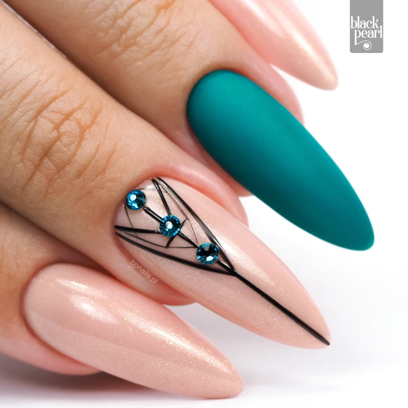 naturalne paznokcie błyszczące złota drobinka