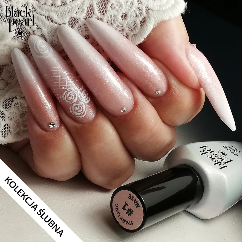 paznokcie naturalne nude z drobinką stylizacja