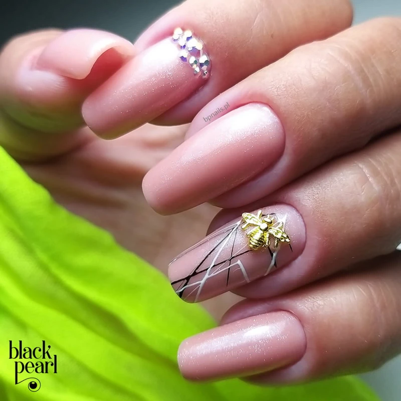 delikatne paznokcie glow naturalny manicure