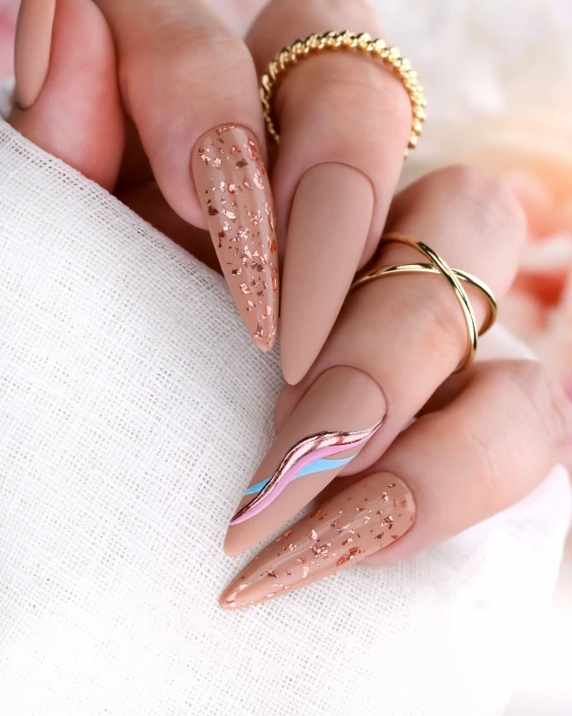 manicure błyszczący złoto różowy efekt