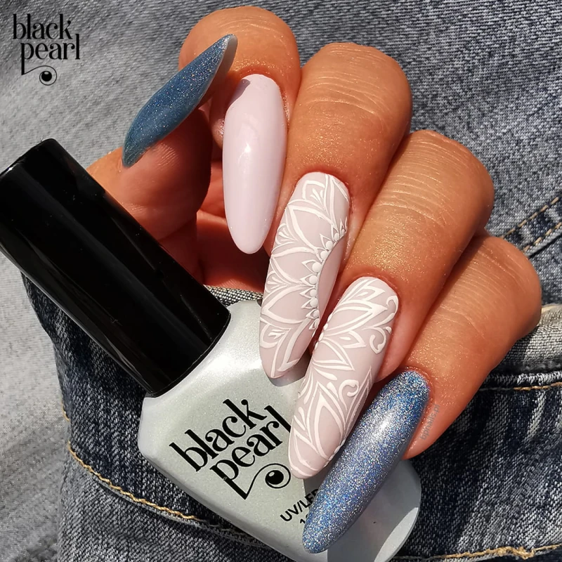 turkusowe paznokcie z drobinkami holograficznymi