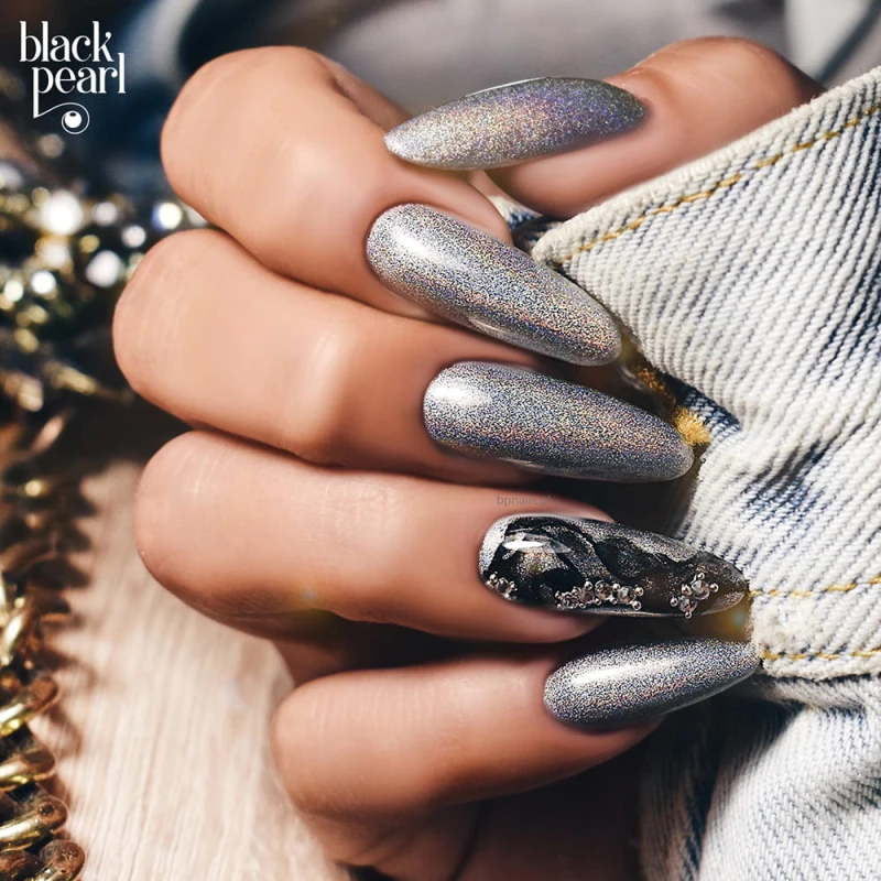 srebrne paznokcie z drobinkami holograficznymi