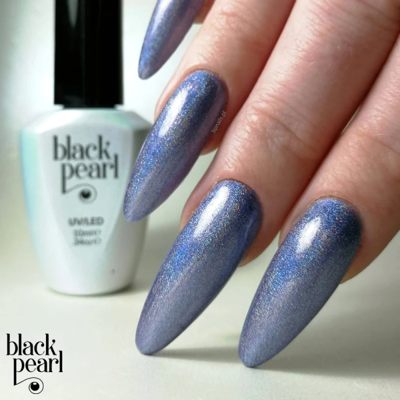 błękitne paznokcie z drobinkami holograficznymi