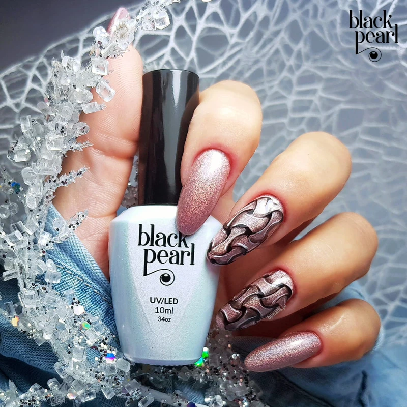 nude paznokcie z drobinkami holograficznymi