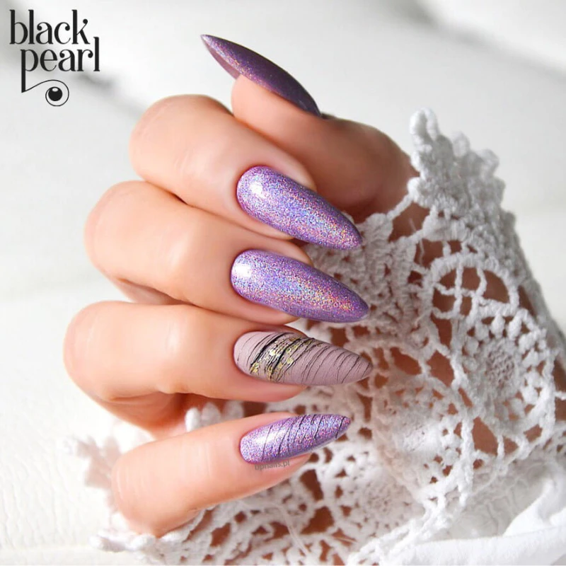 fioletowe paznokcie z drobinkami holograficznymi