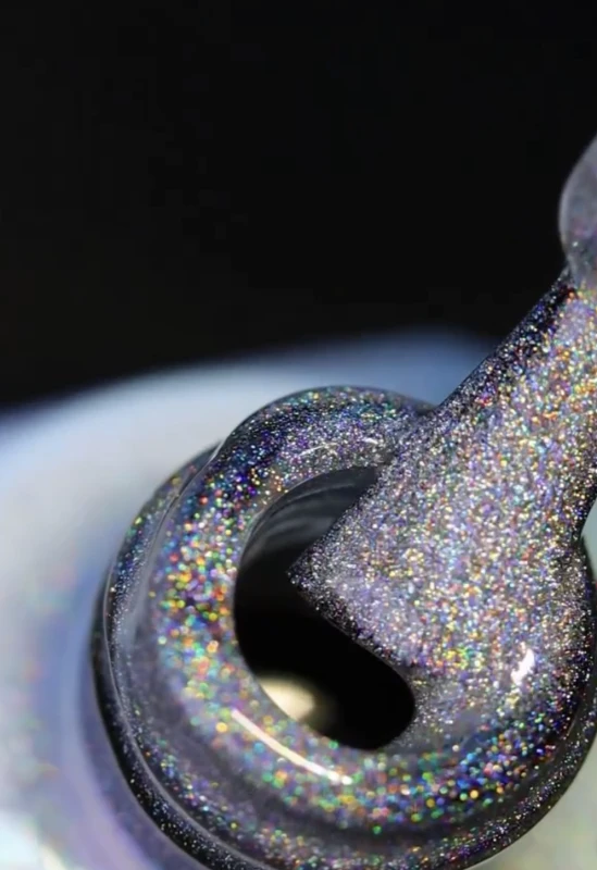 paznokcie holograficzne cat eye stylizacja