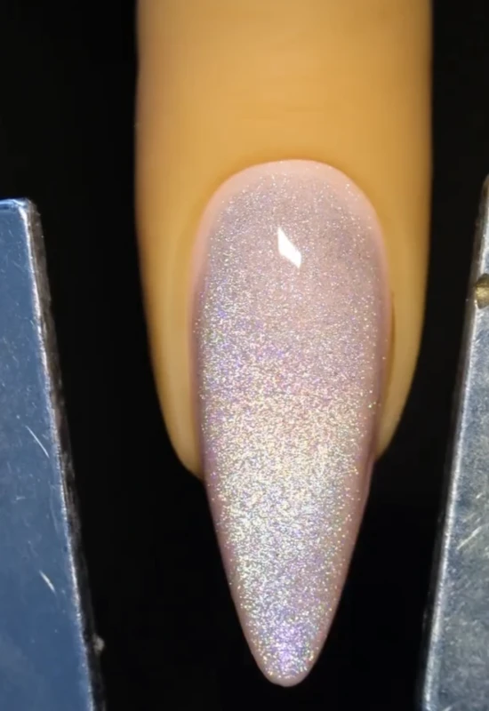 manicure magnetyczny efekt holo paznokcie