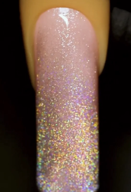 holograficzne paznokcie z efektem cat eye