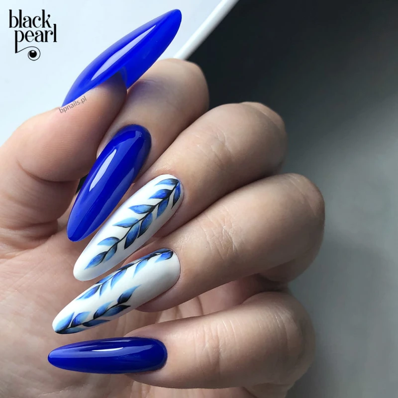 ciemny niebieski manicure elegancki paznokcie