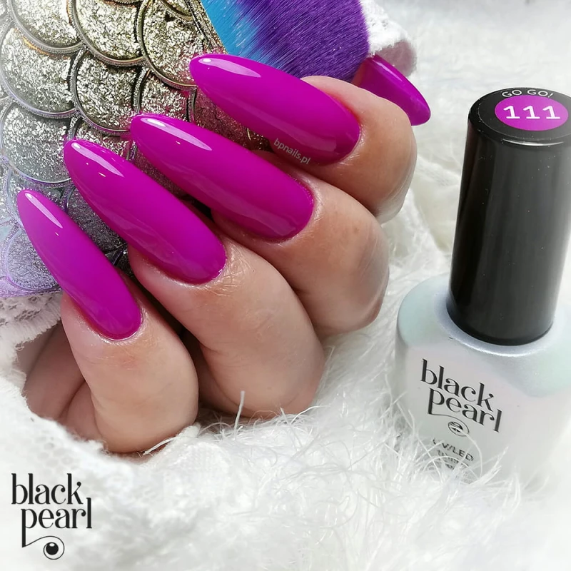 intensywny manicure fioletowy paznokcie