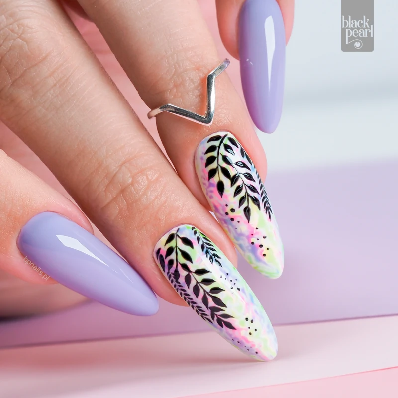 delikatny manicure fioletowy paznokcie