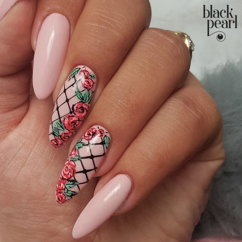 delikatny manicure nude paznokcie