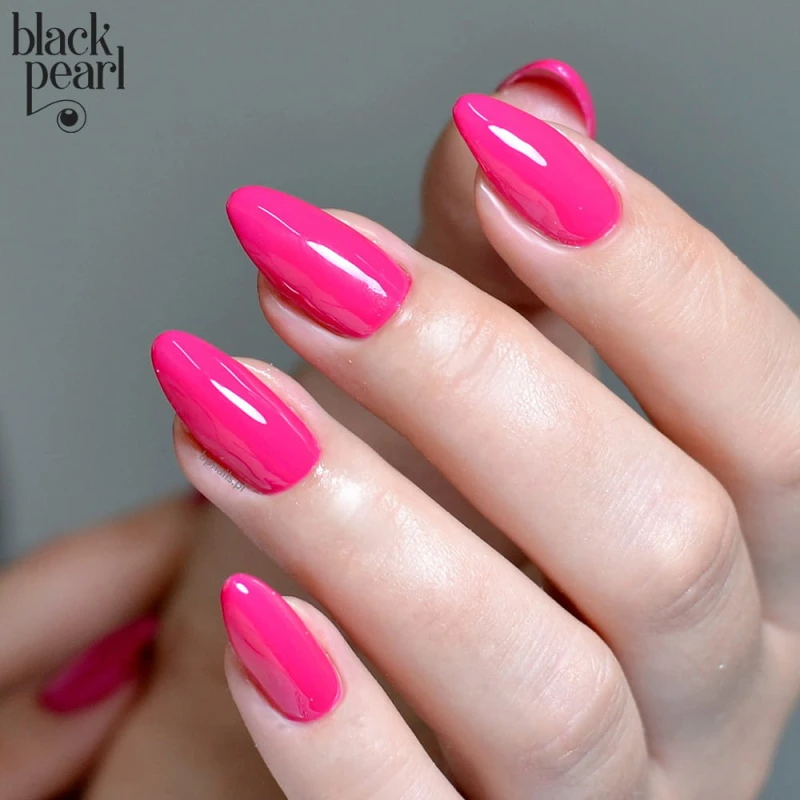 elegancki manicure malinowy paznokcie