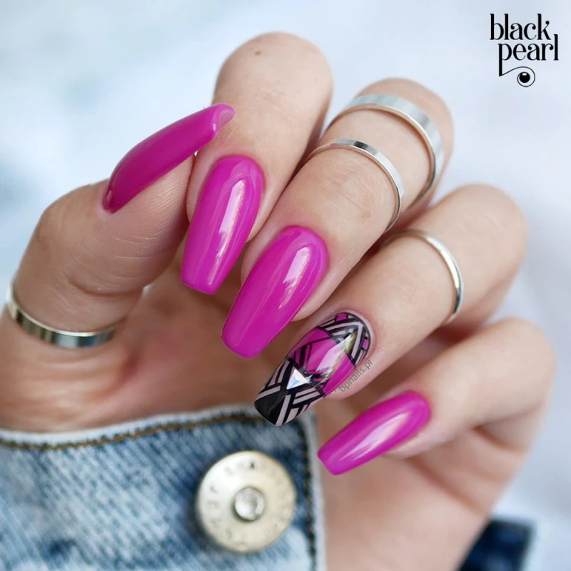 intensywny manicure róż fiolet paznokcie