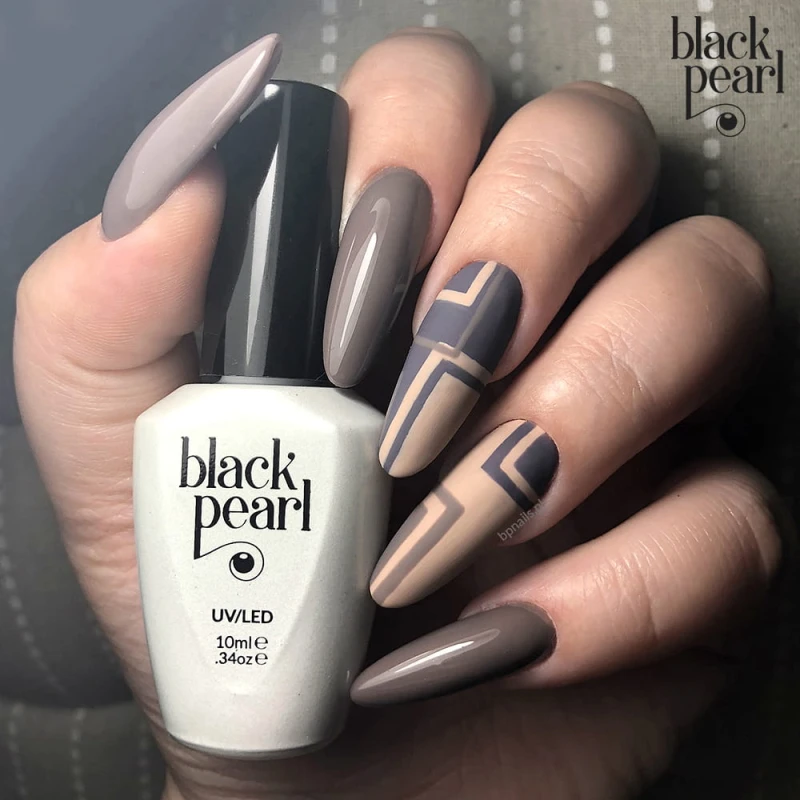 elegancki manicure nude szary paznokcie